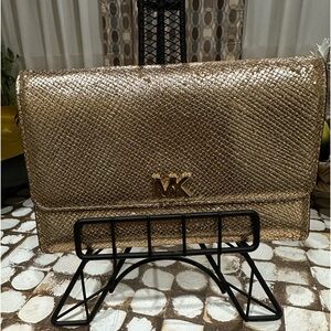 Pre-loved  Michael Kors Light Gold Leather
Mott East West wallet/Clutch